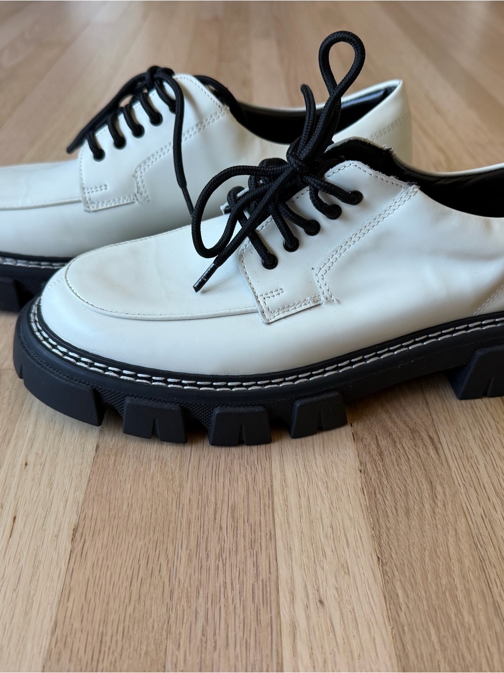 Marc Fisher Dorn Oxford White Lace-Up Shoes with Chunky Black Soles